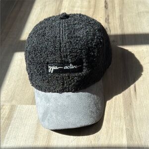ZYIA Black Fleece and Gray Suede Like Textured Cap